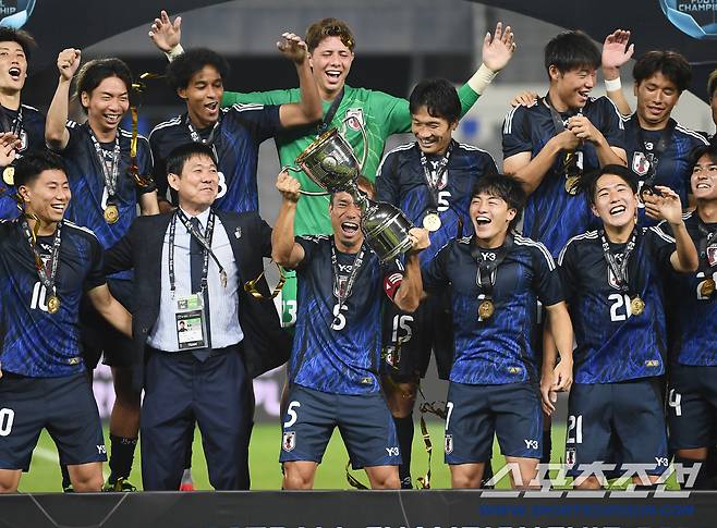 15일 오후 경기도 용인미르스타디움에서 열린 E-1 챔피언십(동아시안컵) 한국과 일본의 경기. 일본이 1대0으로 승리하며 우승을 차지했다. 시상식에서 주장 유토가 우승 트로피를 들고 있다. 용인=정재근 기자 cjg@sportschosun.com/2025.7.15/