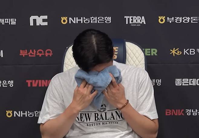 KIA 타이거즈로 트레이드 이적한 투수 김시훈이 NC 다이노스 구단 TV와 인터뷰에서 눈물을 흘리고 있다. 사진제공=NC 다이노스 구단 TV 캡처