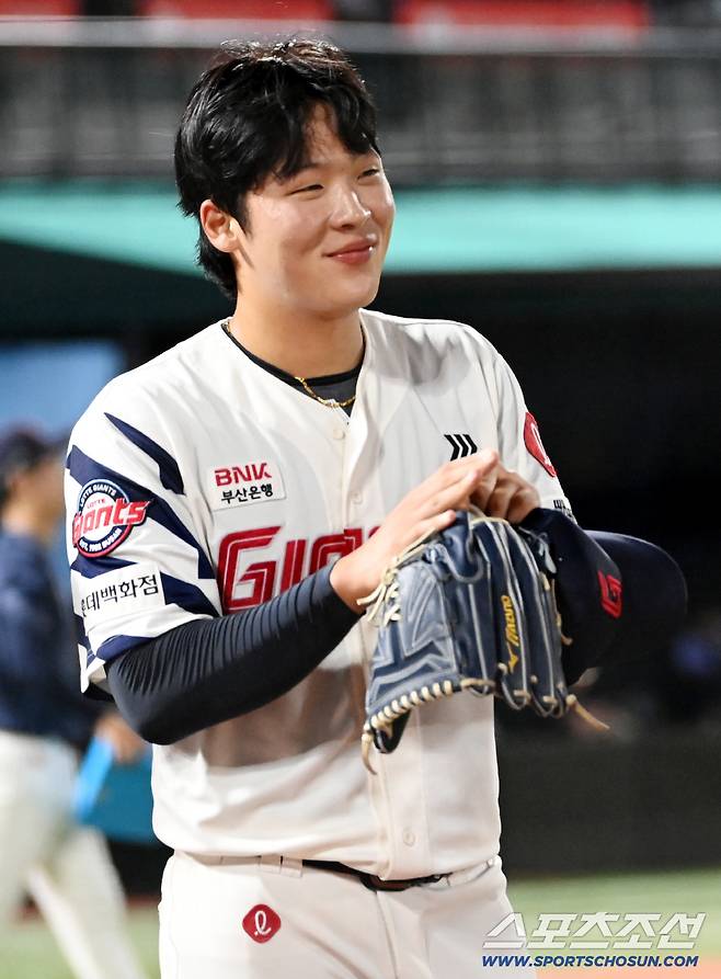 9일 부산 사직야구장에서 열린 두산과 롯데의 경기, 5회초 무실점으로 투구를 마친 롯데 이민석이 미소로 내야진을 맞이하고 있다. 부산=허상욱 기자wook@sportschosun.com/2025.07.09/