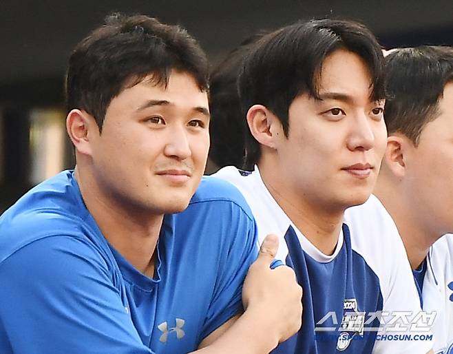 18일 대구 라이온즈파크에서 열린 두산-삼성전. 원태인과 최원태가 함께 경기를 지켜보고 있다. 대구=정재근 기자 cjg@sportschosun.com/2025.6.18/