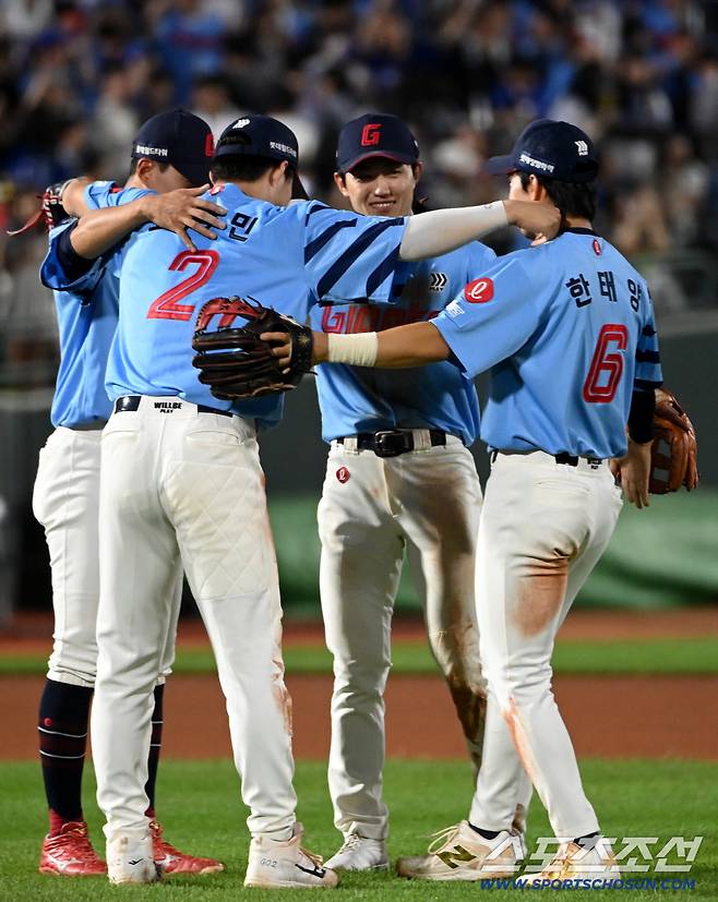 22일 부산 사직야구장에서 열린 삼성과 롯데의 경기, 롯데가 9대6으로 승리했다. 승리의 기쁨을 나누는 롯데 선수들의 모습.  부산=허상욱 기자wook@sportschosun.com/2025.06.22/