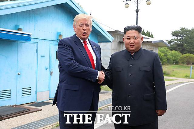 지난 2019년 6월 30일 도널드 트럼프 미국 대통령은 판문점 공동경비구역(JSA) 군사분계선에서 김정은 북한 국무위원장과 만났다. /뉴시스