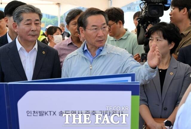 유정복 인천시장이 29일 송도역에서 오는 2026년 12월 개통 예정인 '인천발 KTX 직결사업' 진행 상황을 점검하고 있다./인천시
