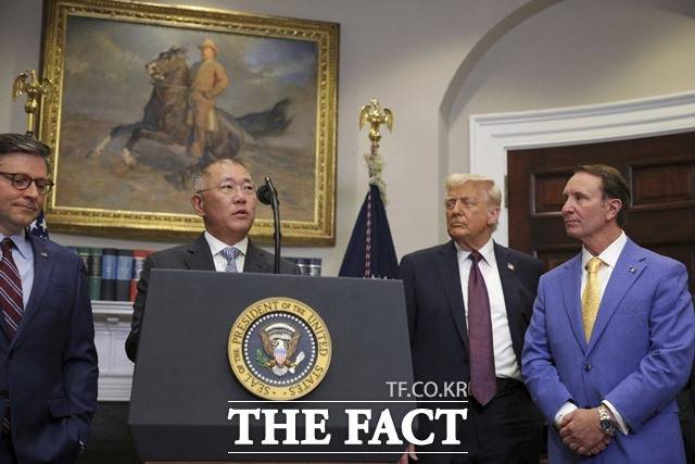 정의선 현대차그룹 회장(왼쪽 두 번째)이 지난 3월 24일 미국 백악관 루즈벨트룸에서 도널드 트럼프 대통령(오른쪽 두 번째), 마이크 존슨 하원의장(왼쪽 첫 번째), 제프 랜드리 루이지애나 주지사가 지켜보는 가운데 투자 발표를 하고 있다. /AP·뉴시스
