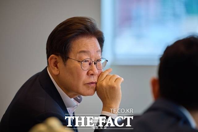 미국의 관세 발효일이 임박한 가운데 한국은 한미 FTA 체결국이라는 점에서 USMCA 수준의 대우를 요구해야 한다는 주장이 나왔다. 사진은 이재명 대통령이 21일 오후 용산 대통령실에서 열린 오찬 주례회동에서 의견을 듣는 모습. /대통령실