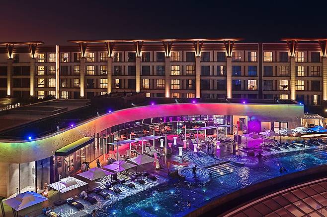 &nbsp;제주신화월드 신화관 '스카이 풀/사진-제공&nbsp;|&nbsp;제주신화월드