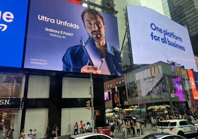 뉴욕 타임스스퀘어 광고판에 삼성 갤럭시Z폴드7이 소개되고 있다. 미국 인플루언서 딜런 에프론이 제품을 들고 있는 모습이다. (사진=지디넷코리아 신영빈 기자)
