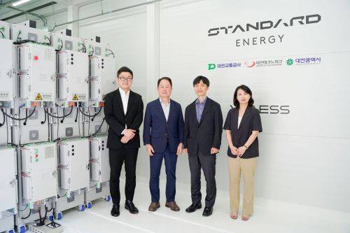 스탠다드에너지는 28일 대전도시철도 1호선 구암역에서 바나듐 이온 배터리 에너지 저장장치 준공식을 개최했다고 밝혔다. (사진 왼쪽부터 스탠다드에너지 김부기 대표, 대전교통공사 연규양 사장, 대전광역시 기업지원정책과 한종탁 과장, 대전테크노파크 실증지원협력팀 김영숙 팀장). 스탠다드에너지
