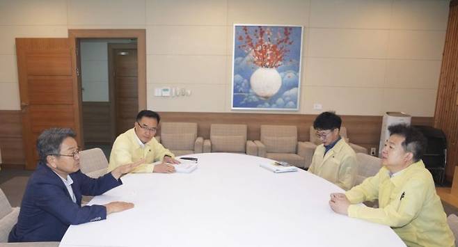강기정 광주시장이 29일 오전 시청 접견실에서 김용균 행정안전부 안전정책실장과 이선무 중앙합동조사단 광주반장을 만나 피해지역의 신속한 특별재난지역 지정과 국고 지원 필요성을 강조하고 있다. 광주시 제공
