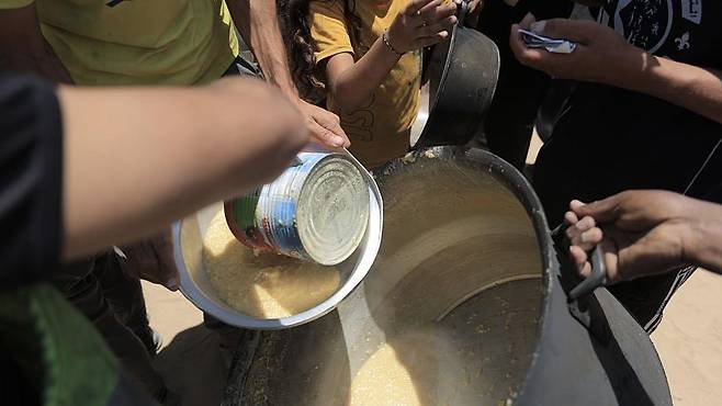 가자 지구의 팔레스타인 주민들에게 배급되는 따뜻한 식량