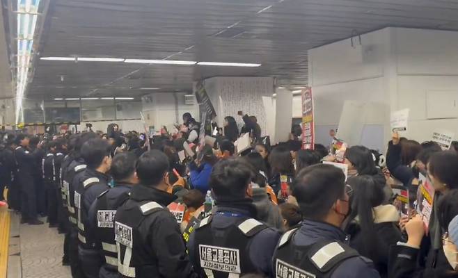 전장연, 1호선 시청역서 장애인 권리 예산 투쟁 ©전국장애인차별철폐연대 SNS, 전국장애인차별철폐연대(전장연)가 시위를 진행한다. 시위는 29일 오후 2시 서울 지하철 1호선 시청역에서 '오세훈 서울시장님 지하철 탑니다' 제목으로 진행된다. 전장연은 오세훈 시장에게 책임 있는 대화를 요구하고, 장애인 권리 예산 확보를 주장하며 시청역 중심의 투쟁을 예고했다. 서울교통공사는 열차 운행 지연과 시청역 무정차 통과 가능성을 안내해 퇴근길 시민 불편이 예상된다.