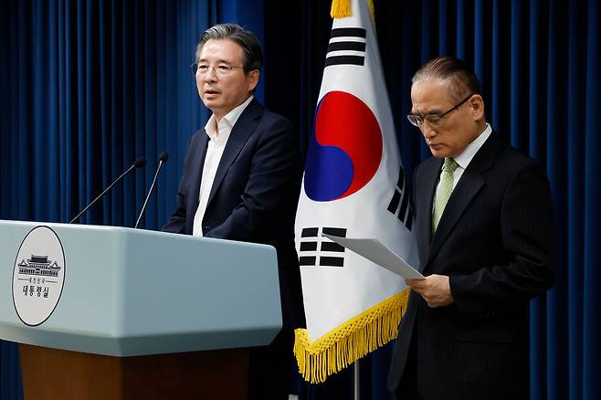 김용범(왼쪽) 정책실장과 위성락 국가안보실장이 지난 25일 서울 용산 대통령실 청사에서 통상대책회의 관련 브리핑을 하고 있다./뉴시스