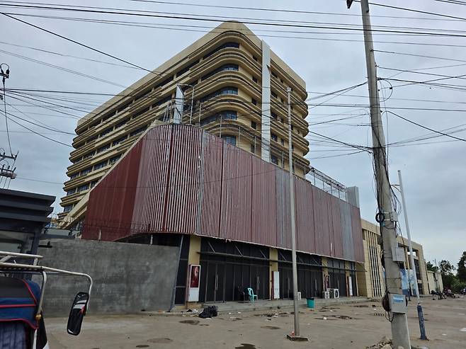 지난 20일 오후 캄보디아 프놈펜 인근 ‘망고 단지’. 2000여 명이 상주하는 캄보디아 최대 사이버 범죄 본거지다. 그러나 지난 17일 캄보디아 정부가 실시한 대대적 단속 여파로 이날은 텅 빈 상태였다./이기우 기자