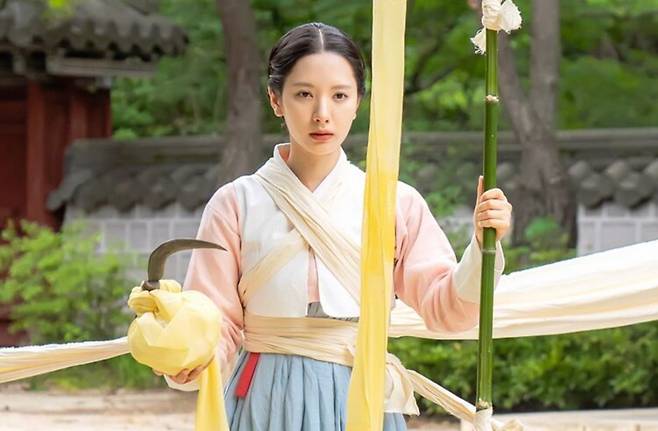 6월 방영된 SBS 드라마 '귀궁'에서 무녀 여리 역을 맡은 배우 김지연(우주소녀 '보녀'). 이무기 설화를 바탕으로 한 드라마에서 김지연은 외할머니이자 만신 넙덕(길해연)의 죽음에 얽힌 비밀을 풀어가며 왕실에 얽힌 저주에 맞서는 주역으로 성장하면서 이무기 강철이 빙의한 검서관 윤갑(육성재)과 사랑을 맺는다. /SBS