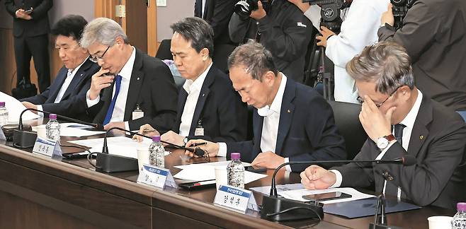 이재명 대통령이 지난 24일 금융권의 ‘이자 놀이’를 공개 비판한 가운데, 28일 국내 4대 금융그룹 주가가 평균 6.9% 급락했다. 사진은 지난 4월 7일 정부서울청사에서 열린 금융 상황 점검 회의에 참석한 함영주(왼쪽부터) 하나금융, 임종룡 우리금융, 진옥동 신한금융, 양종희 KB금융 회장./연합뉴스