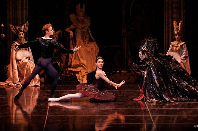 유니버설발레단 '백조의 호수' 공연 2막 초반, 흑조 오딜을 연기하는 홍향기 수석무용수(가운데). 아메리칸 발레 시어터 수석 무용수 출신 다닐 심킨(왼쪽)이 지그프리드 왕자로, 유니버설의 캐릭터 솔리스트 알렉산드르 세이트칼리예프(오른쪽)가 악마 로트바르트로 호흡을 맞췄다. /사진가 김려원, 유니버설발레단