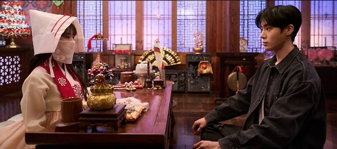 Seong-ah, played by actress Cho Yi-hyun (left), falls for her classmate Gyeon-woo (Choo Young-woo) and vows to protect him in "Head Over Heels." /tvN