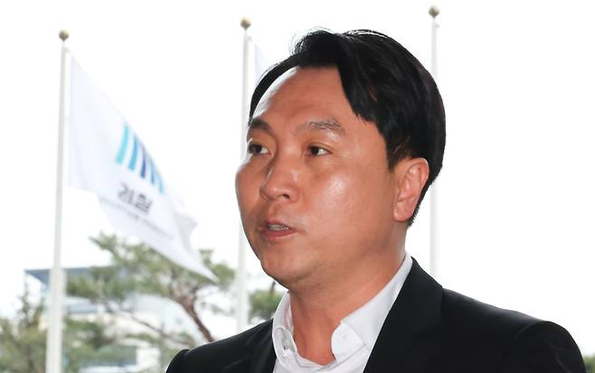 봉지욱 뉴스타파 기자(전 JTBC 기자)가 지난해 3월 서울 서초구 서울중앙지검으로 '윤석열 검증 보도' 관련 피의자 조사를 받기 위해 출석하며 입장을 밝히고 있다. /뉴시스