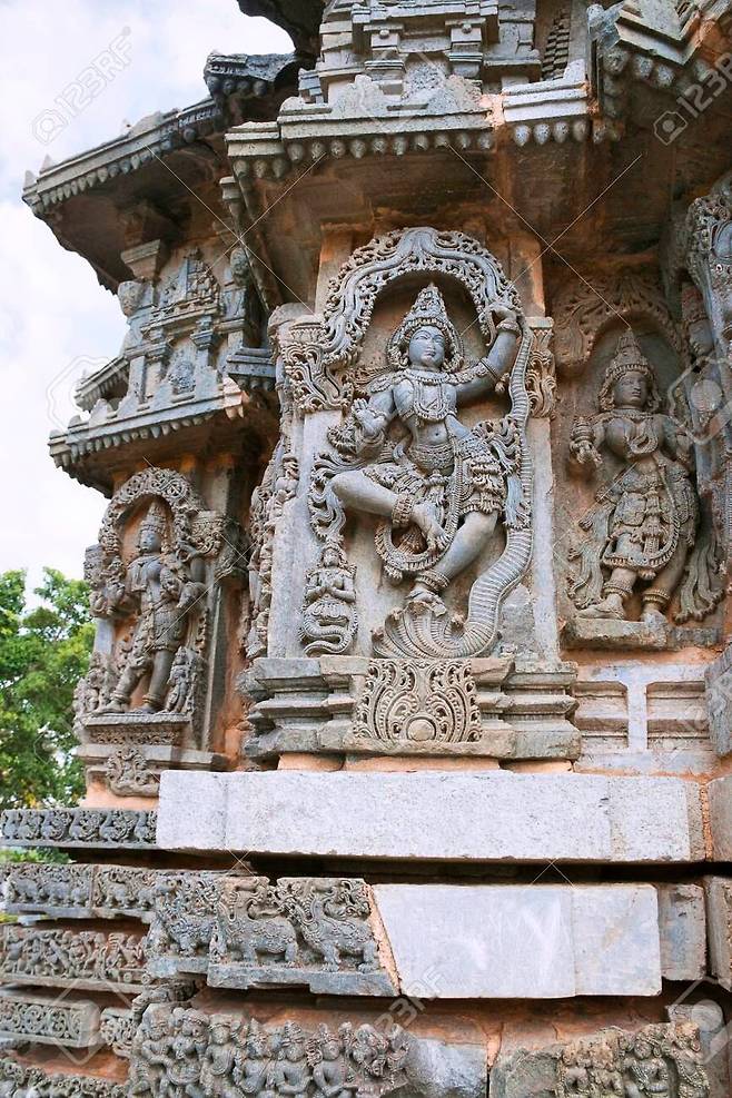 강에 독을 퍼뜨린 독사 칼리야의 여러 머리 위에서 춤을 추는 힌두교의 신 어린 크리슈나를 부조된 힌두교 예술품.