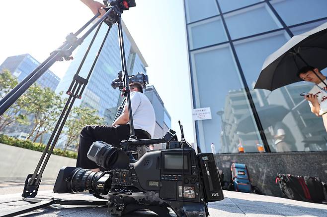 윤석열 전 대통령이 김건희 특검 측 소환에 불응한 29일, 서울 종로구 특검 사무실 앞에서 취재진이 대기하고 있다./뉴스1