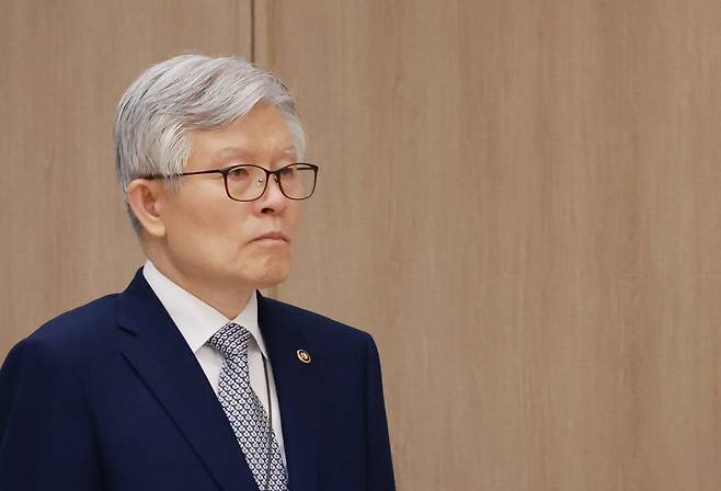 최동석 인사혁신처장이 23일 서울 용산 대통령실 청사에서 열린 임명장 및 위촉장 수여식에 참석하고 있다. 그는 과거 문재인 정부 인사들은 물론 새 정부 인사, 야권 인사들까지 마구잡이로 비판하면서 이재명 대통령에 대해선 맹목적 지지를 보냈다. /연합뉴스