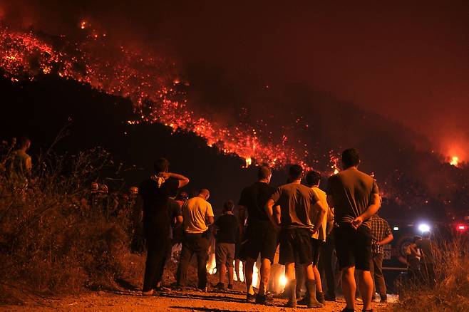 지난 27일(현지 시각) 새벽 터키 부르사주 구르수 지역에서 산불이 나자 소방관들이 진화를 시도하는 모습. /AFP=연합뉴스