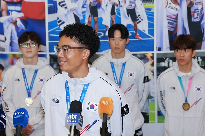 2025 라인-루르 하계 세계대학경기대회(U대회) 육상 남자 계주 400ｍ에서 금메달을 딴 나마디 조엘진이 29일 인천국제공항 제1여객터미널을 통해 귀국, 인터뷰하고 있다. /연합뉴스