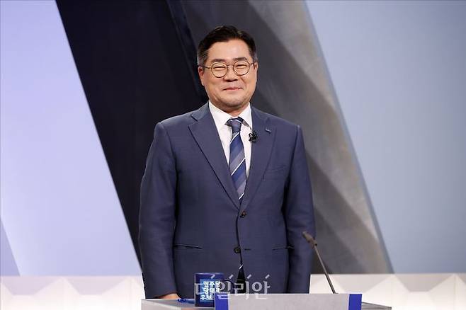 박찬대 더불어민주당 당대표 후보가 27일 오후 서울 여의도 KBS 신관 공개홀에서 TV토론회 시작 전 토론 준비를 하고 있다. ⓒ데일리안 홍금표 기자