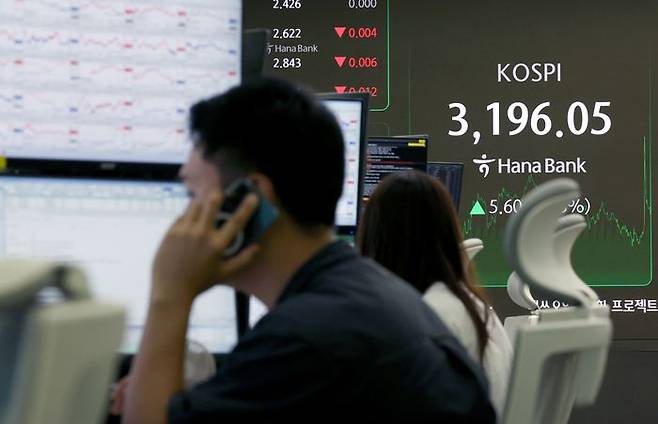 25일 서울 중구 하나은행 딜링룸에서 딜러들이 업무를 보고 있다(자료사진). ⓒ뉴시스