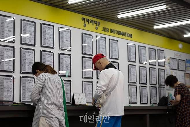 지난 11일 서울 마포구 서부고용복지플러스센터에서 구직자들이 이력서를 쓰고 있다. ⓒ뉴시스