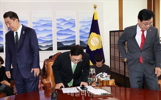우원식 국회의장(가운데)과 김병기 더불어민주당(왼쪽), 송언석 국민의힘 원내대표가 국회의장실에서 회동을 갖고 인사를 나눈 후 자리로 돌아가고 있다. ⓒ데일리안 홍금표 기자