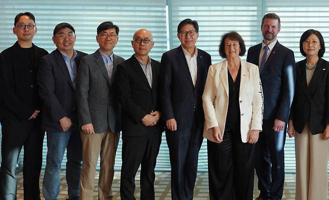 지난달 부산을 찾아 현장 평가를 진행한 세계디자인기구 실사단이 박형준 부산시장(왼쪽에서 다섯 번째)과 기념사진을 촬영하고 있다. 부산시 제공
