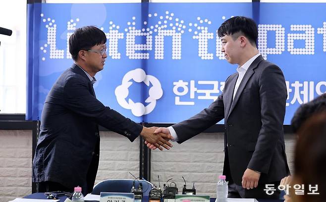28일 서울 영등포구 한국환자단체연합회를 찾은 한성존 대한전공의협의회 비상대책위원장(오른쪽)이 안기종 환자단체연합회 대표와 악수를 하고 있다.
박형기 기자
oneshot@donga.com