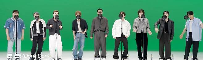 지상파 심야 토크쇼 형식이 주가 되던 음악 예능이 유튜브로 플랫폼을 옮기면서 다채로워졌다. 가수가 히트곡 중 ‘킬링파트’만 부르는 딩고뮤직의 ‘킬링보이스’는 정상급 가수들이 출연하는 코너로 자리 잡았다. 사진은 최근 데뷔 20주년을 맞아 킬링보이스에 출연한 아이돌 그룹 슈퍼주니어. 딩고뮤직 유튜브 화면 캡처