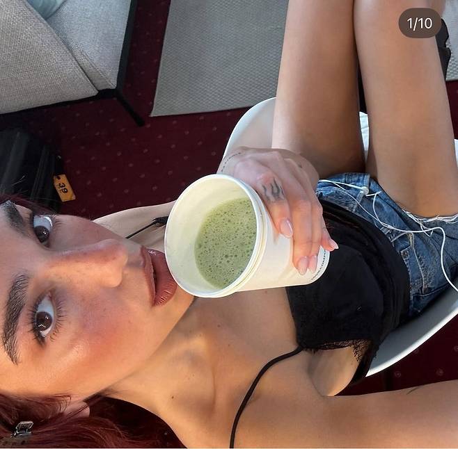 SNS 열풍으로 전 세계 말차 수요가 급증했지만, 일본의 전통적인 소규모 농가 생산 한계로 품귀 현상이 심화되고 있다. 말차는 건강에 좋은 성분이 풍부해 꾸준한 인기를 얻고 있으나, 공급 부족 문제는 당분간 계속될 전망이다. (사진=두아리파 인스타그램)