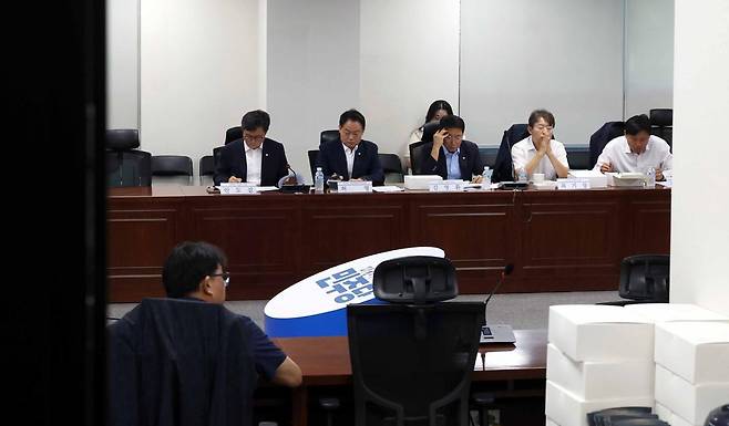 허영(왼쪽 두번째) 더불어민주당 정책수석부대표를 비롯한 민주당 기재위 의원들이 29일 오전 서울 여의도 국회에서 열린 당정협의에서 배당소득 분리과세 등 세제개편 논의 준비를 하고 있다. 2025.07.29. 뉴시스