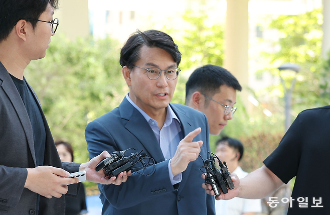 윤석열 전 대통령 부부의 공천개입 혐의 공범으로 지목된 윤상현 국민의힘 의원이 27일 오전 서울 종로구 KT광화문빌딩 웨스트에 있는 김건희 특검팀 사무실로 들어서며 기자들의 질문을 받고 있다. 신원건 기자 laputa@donga.com