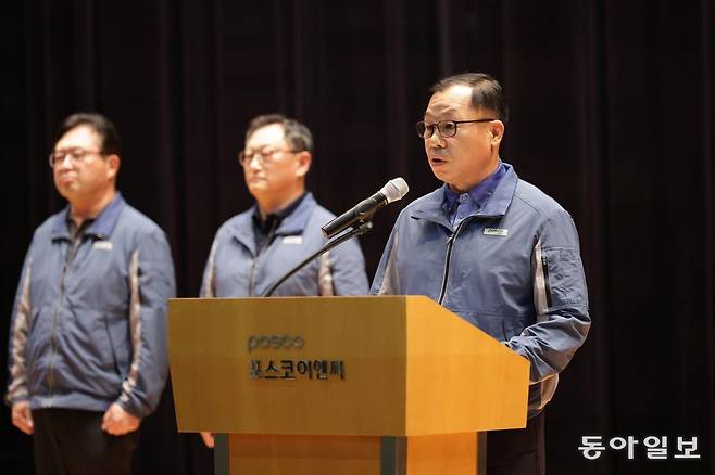 정희민 포스코이앤씨 대표이사가 29일 인천 연수구 포스코이앤씨 송도사옥에서 고속국도 공사 현장 사망사고와 관련해 사과문을 발표하고 있다. 인천=박형기 기자 onehsot@donga.com