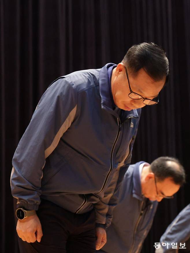 정희민 포스코이앤씨 대표이사가 29일 인천 연수구 포스코이앤씨 송도사옥에서 고속국도 공사 현장 사망사고와 관련해 사과문을 발표 후 고개 숙여 인사하고 있다. 인천=박형기 기자 onehsot@donga.com