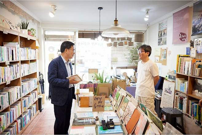 김동연 경기도지사가 29일 오후 수원시 장안구 광화문서림 서점에서 정시영 대표와 대화를 나누고 있다. 경기도 제공