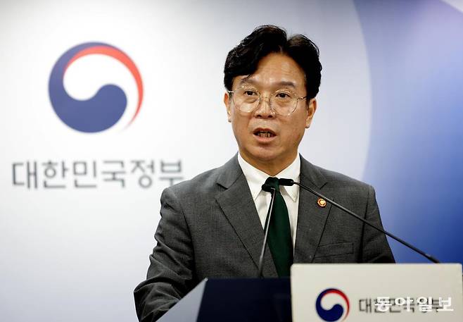 김영훈 고용노동부 장관이 29일 서울 종로구 정부서울청사에서 노조법 2·3조 개정안(노란봉투법) 등 노동조합 및 노동관계조정법 개정(안) 관련 브리핑을 하고 있다. 변영욱 기자 cut@donga.com