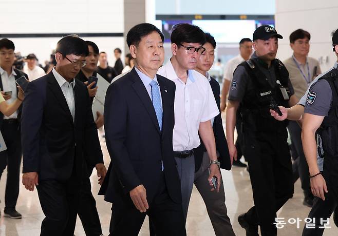 한미 관세협상을 앞둔 구윤철 경제부총리 겸 기획재정부 장관이 29일 오전 인천국제공항 제2여객터미널을 통해 미국 워싱턴D.C.로 출국하고 있다. 인천=홍진환 기자 jean@donga.com