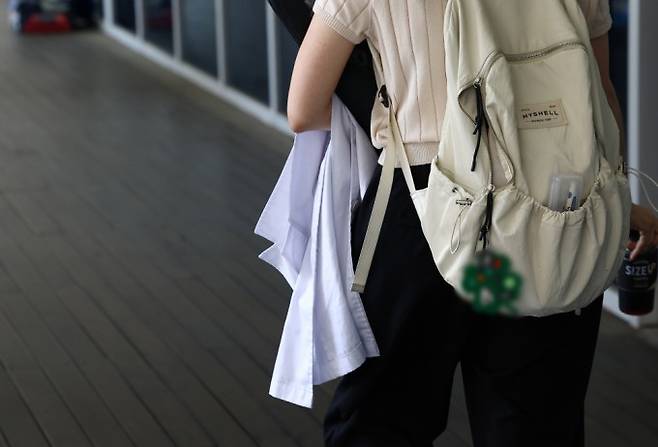 23일 서울 시내 한 의대에서 한 학생이 가운을 들고 걸어가고 있다. 연합뉴스 제공.