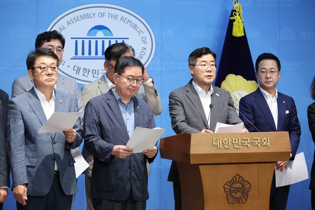 더불어민주당 대표 후보인 박찬대 의원이 29일 국회 소통관에서 현안 관련 기자회견을 하고 있다. [연합뉴스]