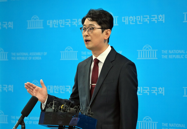 주진우 국민의힘 의원이 지난 7월24일 국회 소통관 기자회견장에서 8·22 전당대회 당대표 출마선언을 마친 뒤 기자들을 만나 질문에 답변하고 있다.<주진우 국회의원 페이스북 사진>
