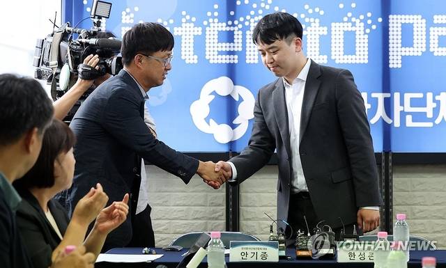 한성존(오른쪽) 대한전공의협의회 비상대책위원장이 지난 28일 서울 영등포구 한국환자단체연합회 사무실을 방문해 안기종 대표와 악수하고 있다. 연합뉴스