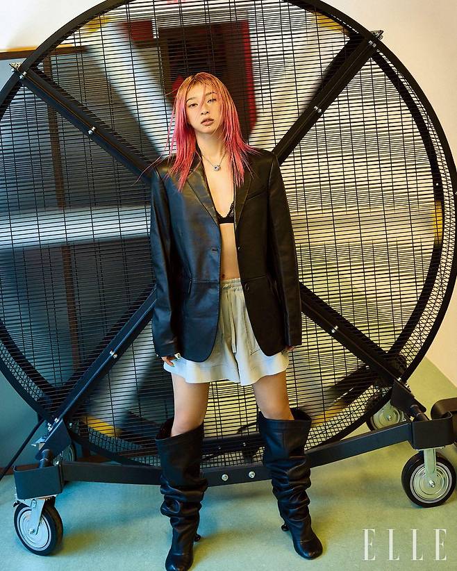 쿄카가 입은 블랙 나파가죽 재킷과 코튼 쇼츠, 네크리스, 부츠는 모두 Loewe.