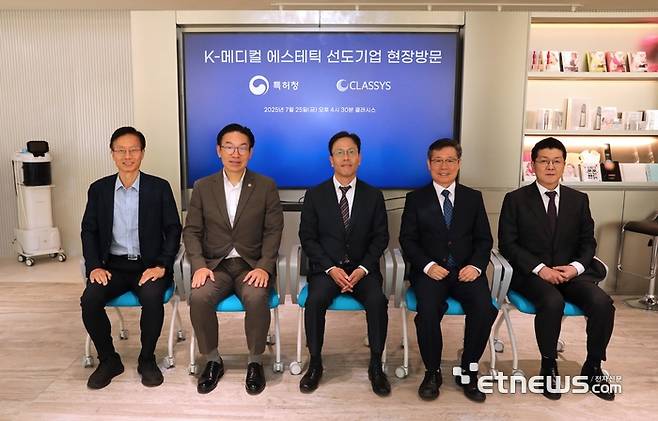 백승한 클래시스 대표(가운데)가 지난 25일 클래시스를 방문한 김완기 특허청장(왼쪽 두번째) 및 관계자들과 기념촬영을 진행했다. (사진=클래시스)