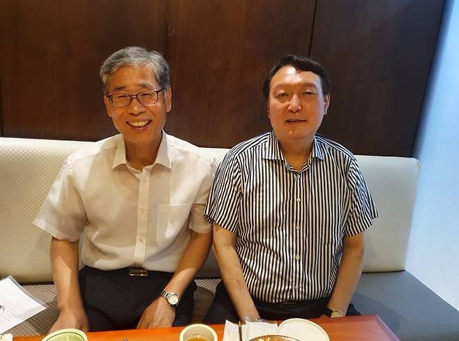 신평 변호사(왼쪽) 페이스북에 올라온 그와 윤석열 전 대통령. (출처=신평 페이스북) /사진=뉴시스