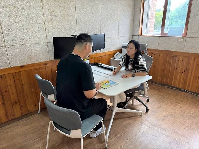 전남도가 학대 피해 장애인의 지역사회 정착을 적극 지원하기 위해 쉼터 입소자 중 자립을 희망하고 자립 가능성이 확인된 장애인에게 1인당 1000만원의 생활안정자금을 지원한다. 전남도 제공